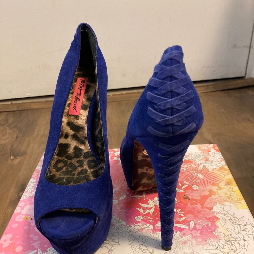 Womens Betsy Johnson shoe 6" heels worn once